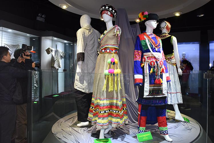 中国傈僳族服饰文化展在上海开幕